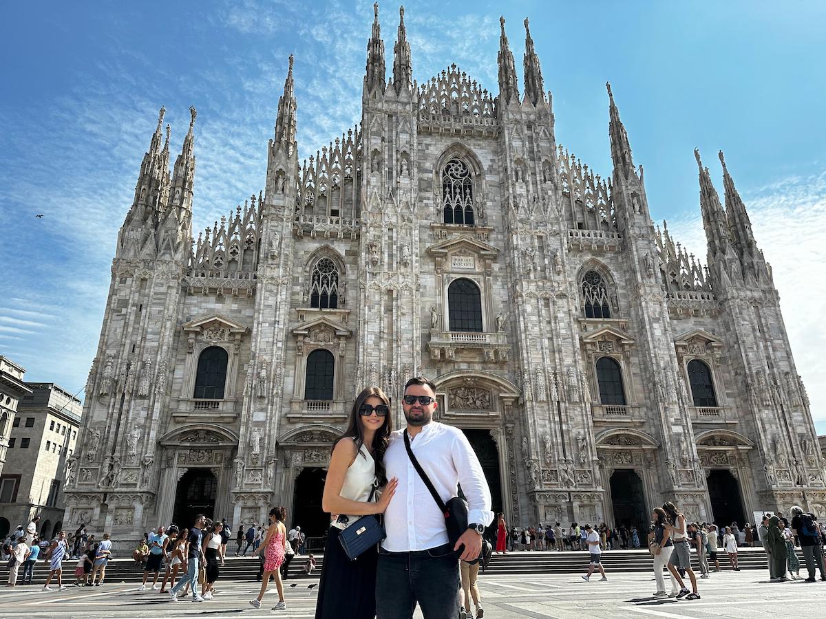 Un cuplu de ingineri duce mai departe tradiția familiei și creează piese din lemn cu rășină. „Ne completăm bine și avem același scop, să facem lucruri care să reziste în timp și să spună o poveste”