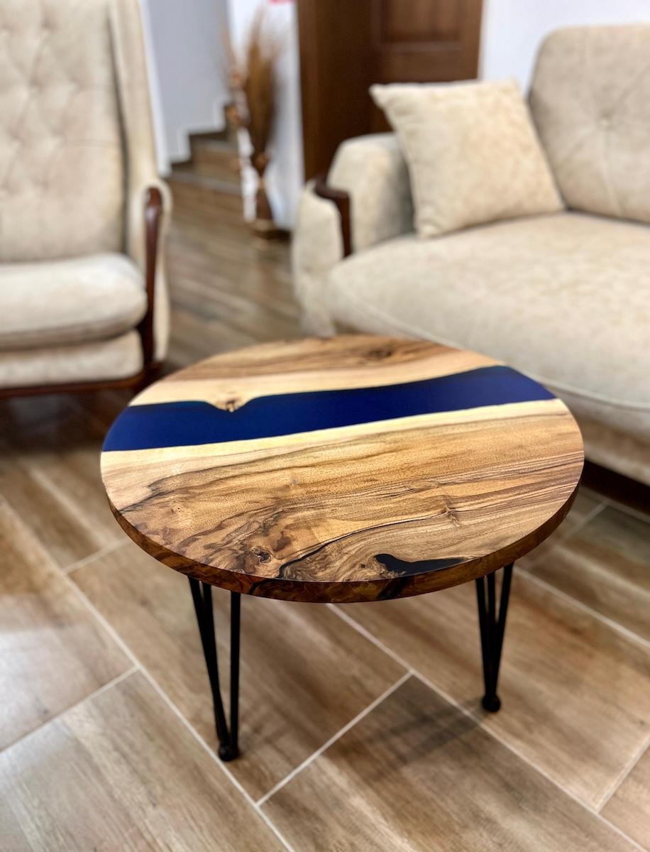 Un cuplu de ingineri duce mai departe tradiția familiei și creează piese din lemn cu rășină. „Ne completăm bine și avem același scop, să facem lucruri care să reziste în timp și să spună o poveste”