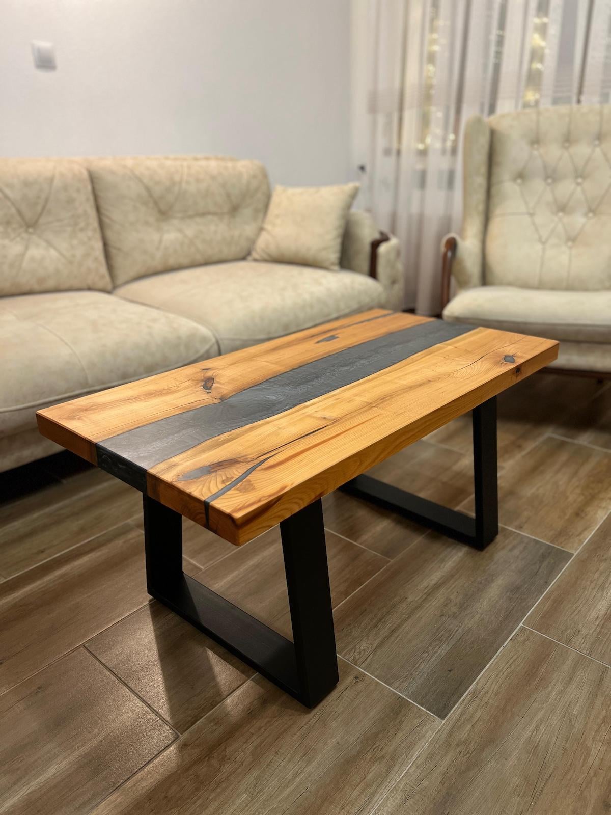 Un cuplu de ingineri duce mai departe tradiția familiei și creează piese din lemn cu rășină. „Ne completăm bine și avem același scop, să facem lucruri care să reziste în timp și să spună o poveste”