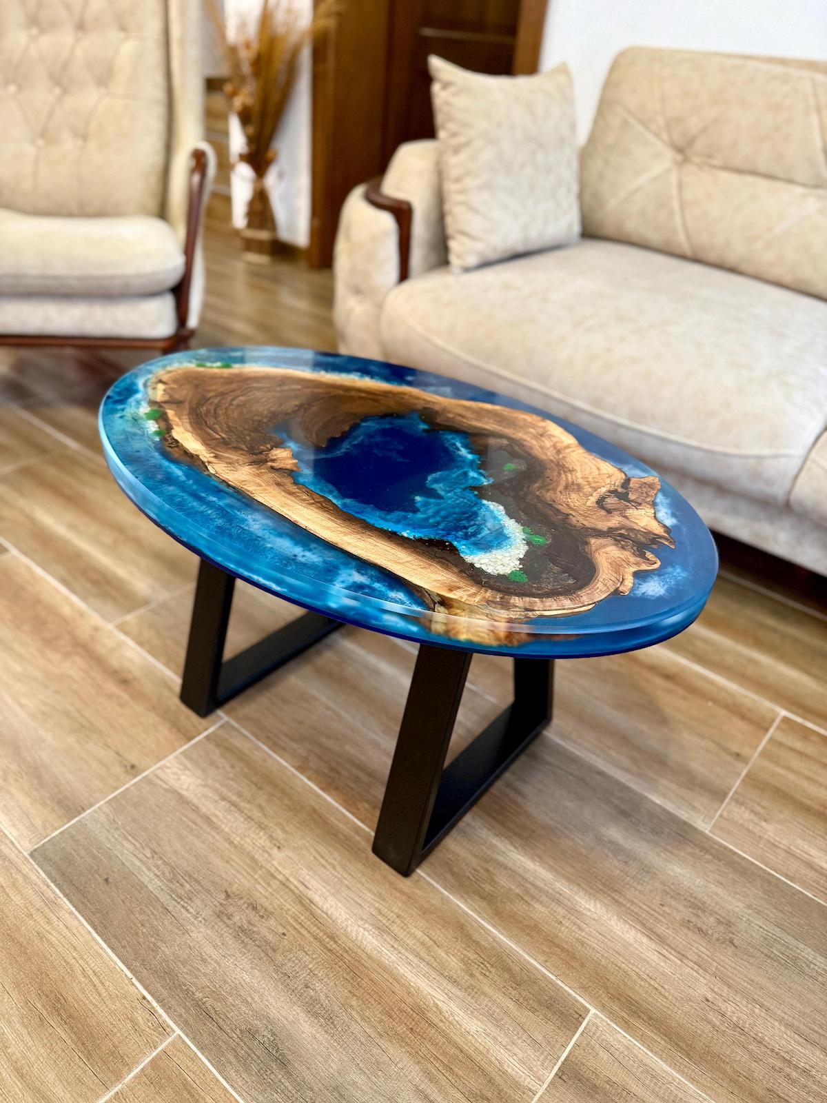 Un cuplu de ingineri duce mai departe tradiția familiei și creează piese din lemn cu rășină. „Ne completăm bine și avem același scop, să facem lucruri care să reziste în timp și să spună o poveste”