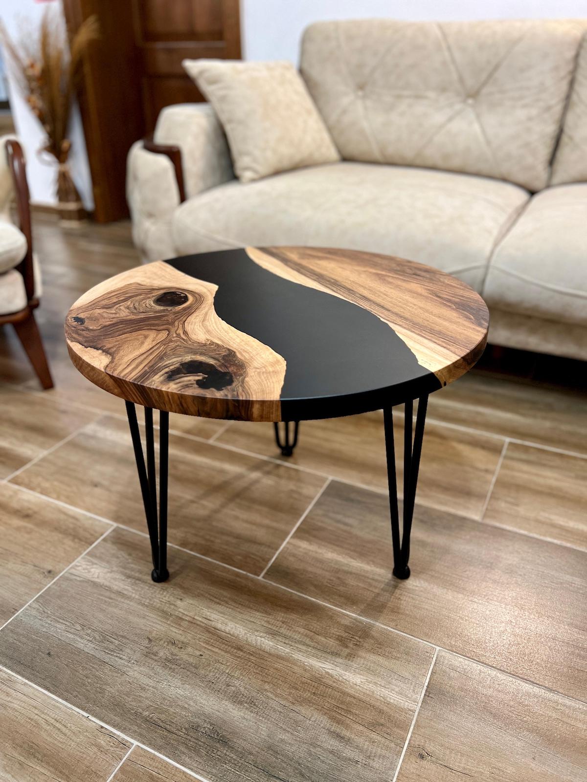 Un cuplu de ingineri duce mai departe tradiția familiei și creează piese din lemn cu rășină. „Ne completăm bine și avem același scop, să facem lucruri care să reziste în timp și să spună o poveste”