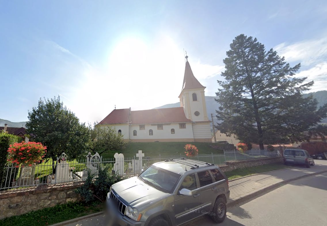 Gura Râului: Sătenii sunt chemați la blocarea construirii unui „monstru al urâtului” sub bisericuța istorică din centru. „Sunt între ciocan și nicovală: cum să opresc ce e autorizat?”