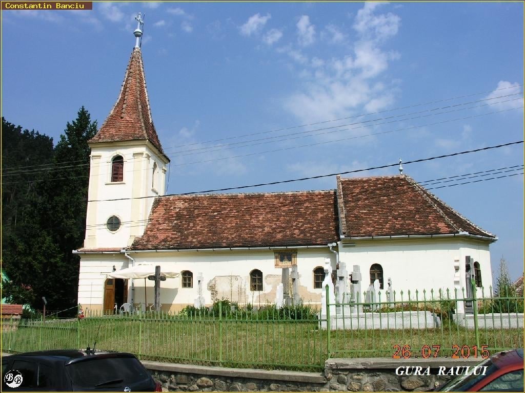 Gura Râului: Sătenii sunt chemați la blocarea construirii unui „monstru al urâtului” sub bisericuța istorică din centru. „Sunt între ciocan și nicovală: cum să opresc ce e autorizat?”