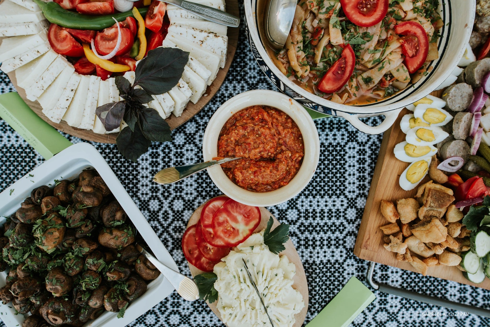 Ce facem în minivacanța de Sfânta Maria? Astra Rock, târg creativ în Piața Huet și târg de carte în Piața Mare, Festivalul Plăcintelor de la Tălmăcel, paradă a câinilor ciobănești românești