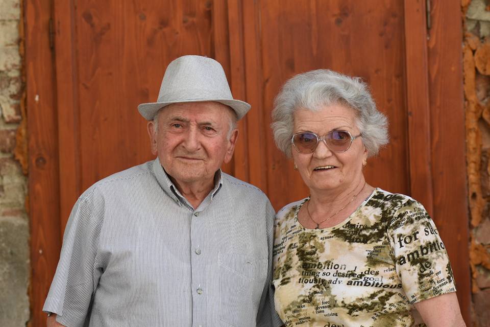 Povestea fotografiilor unui cuplu de bunici din Sibiu, regăsiți după nouă ani printr-o postare pe Facebook. Nepot: „Le-am primit în ziua în care bunica împlinește 90 de ani”