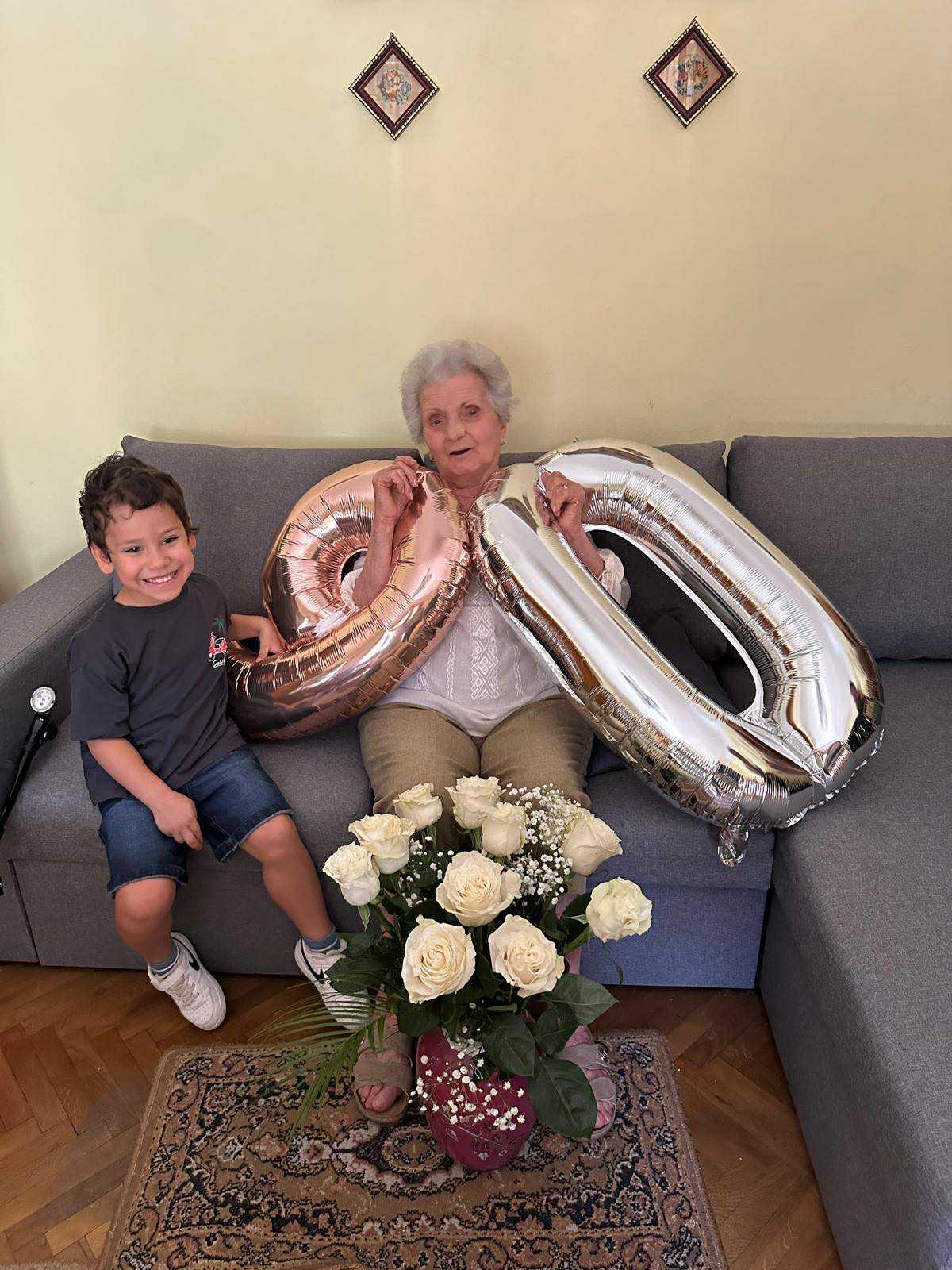 Povestea fotografiilor unui cuplu de bunici din Sibiu, regăsiți după nouă ani printr-o postare pe Facebook. Nepot: „Le-am primit în ziua în care bunica împlinește 90 de ani”