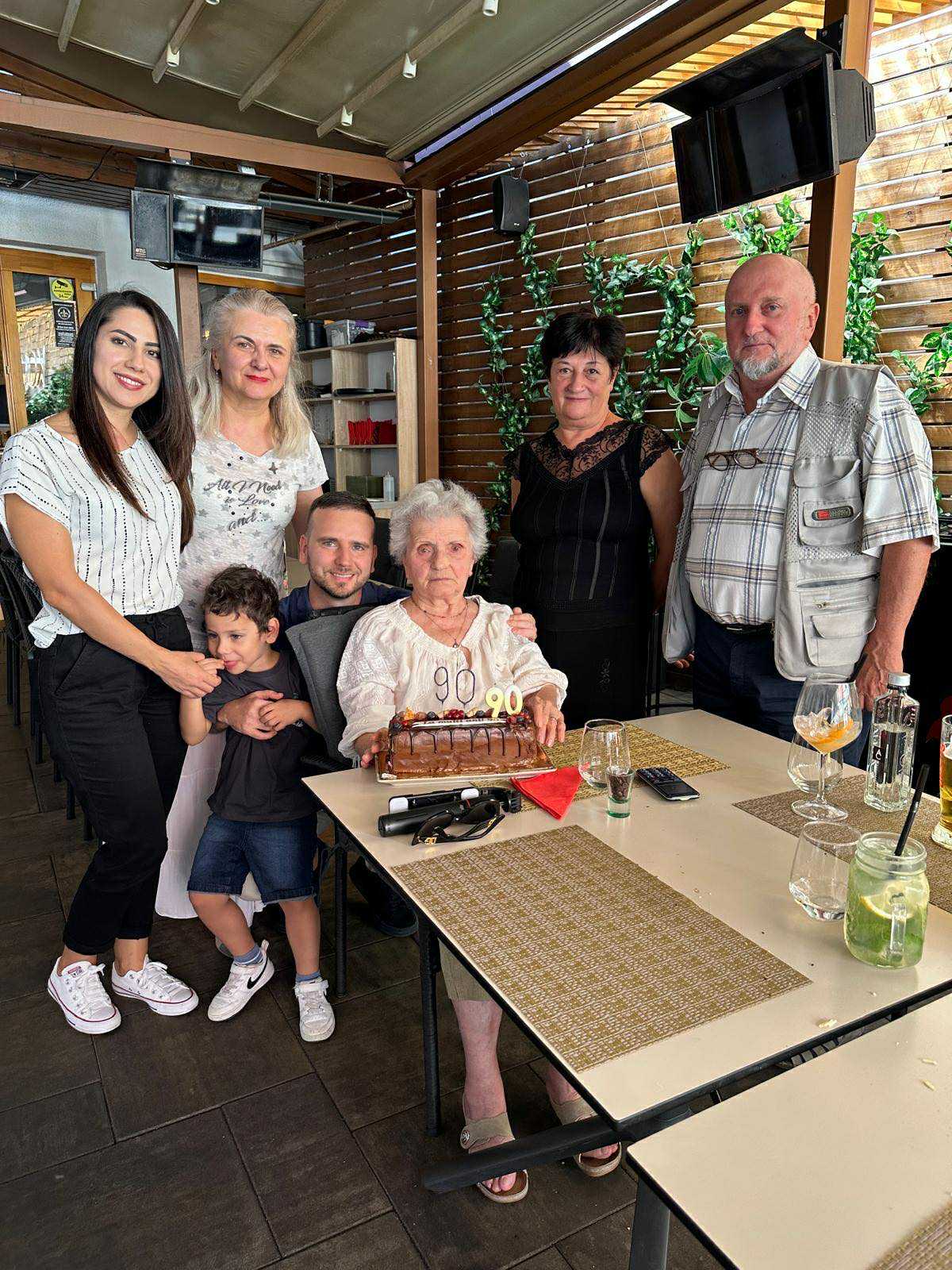 Povestea fotografiilor unui cuplu de bunici din Sibiu, regăsiți după nouă ani printr-o postare pe Facebook. Nepot: „Le-am primit în ziua în care bunica împlinește 90 de ani”