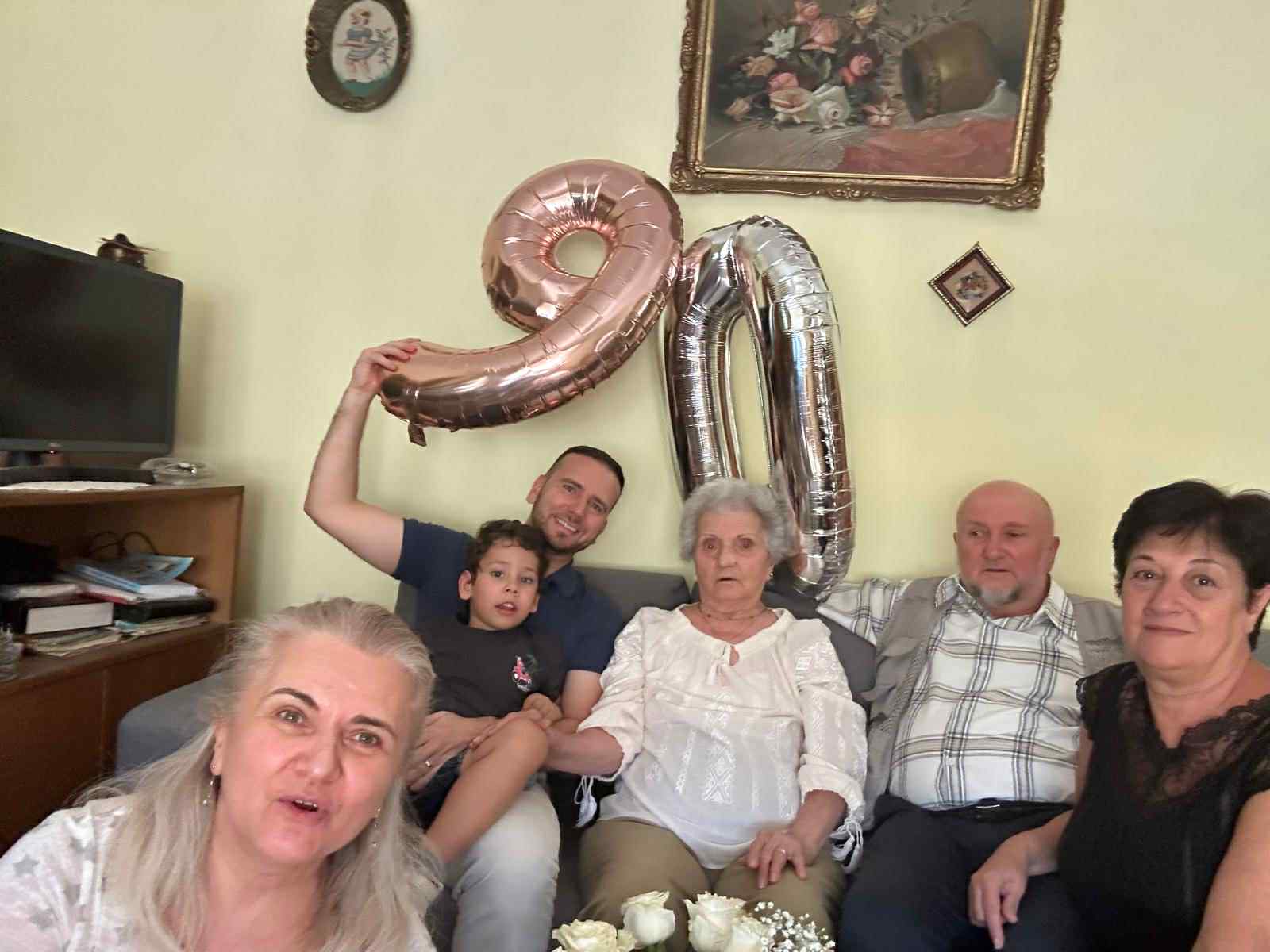 Povestea fotografiilor unui cuplu de bunici din Sibiu, regăsiți după nouă ani printr-o postare pe Facebook. Nepot: „Le-am primit în ziua în care bunica împlinește 90 de ani”