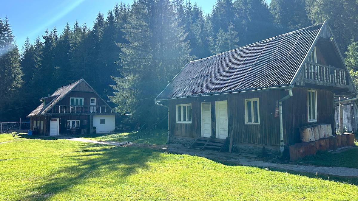 VIDEO / Cabana Crăciuneasa din Mărginimea Sibiului te întâmpină cu Roni, băiatul din Bangladesh. „Am învățat româna cu ajutorul telefonului și al oamenilor care vin la cabană”