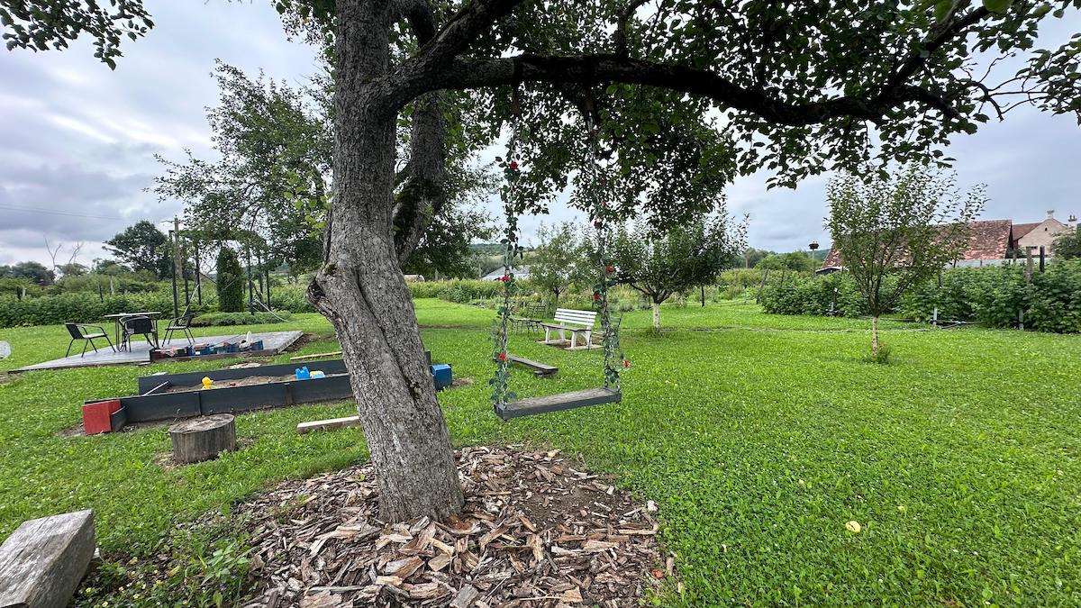 „Grădina cu de toate”, gospodăria în care poarta este deschisă tot timpul, chiar dacă proprietarii nu sunt acasă. „Dacă ei au încredere să cumpere de la noi, să avem și noi încredere că fac ceea ce trebuie să facă”