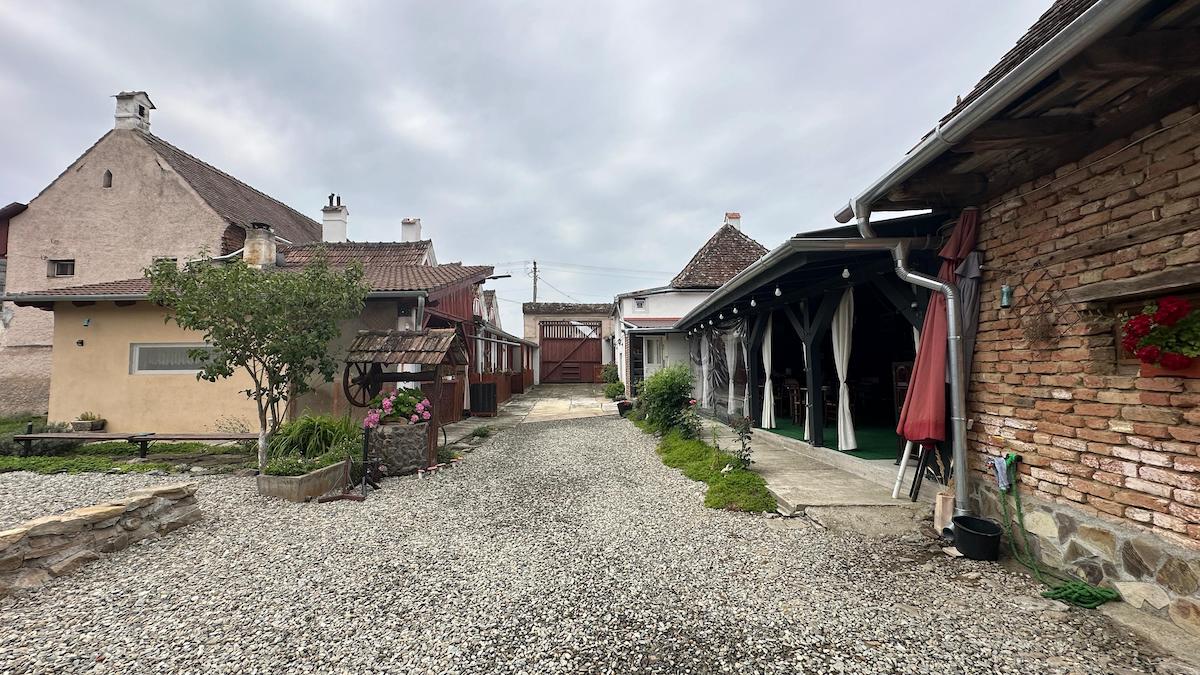 „Grădina cu de toate”, gospodăria în care poarta este deschisă tot timpul, chiar dacă proprietarii nu sunt acasă. „Dacă ei au încredere să cumpere de la noi, să avem și noi încredere că fac ceea ce trebuie să facă”