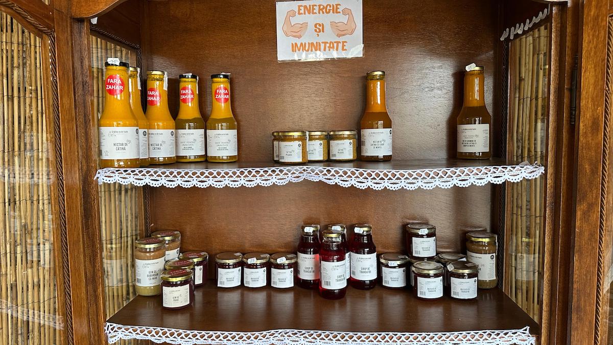 „Grădina cu de toate”, gospodăria în care poarta este deschisă tot timpul, chiar dacă proprietarii nu sunt acasă. „Dacă ei au încredere să cumpere de la noi, să avem și noi încredere că fac ceea ce trebuie să facă”