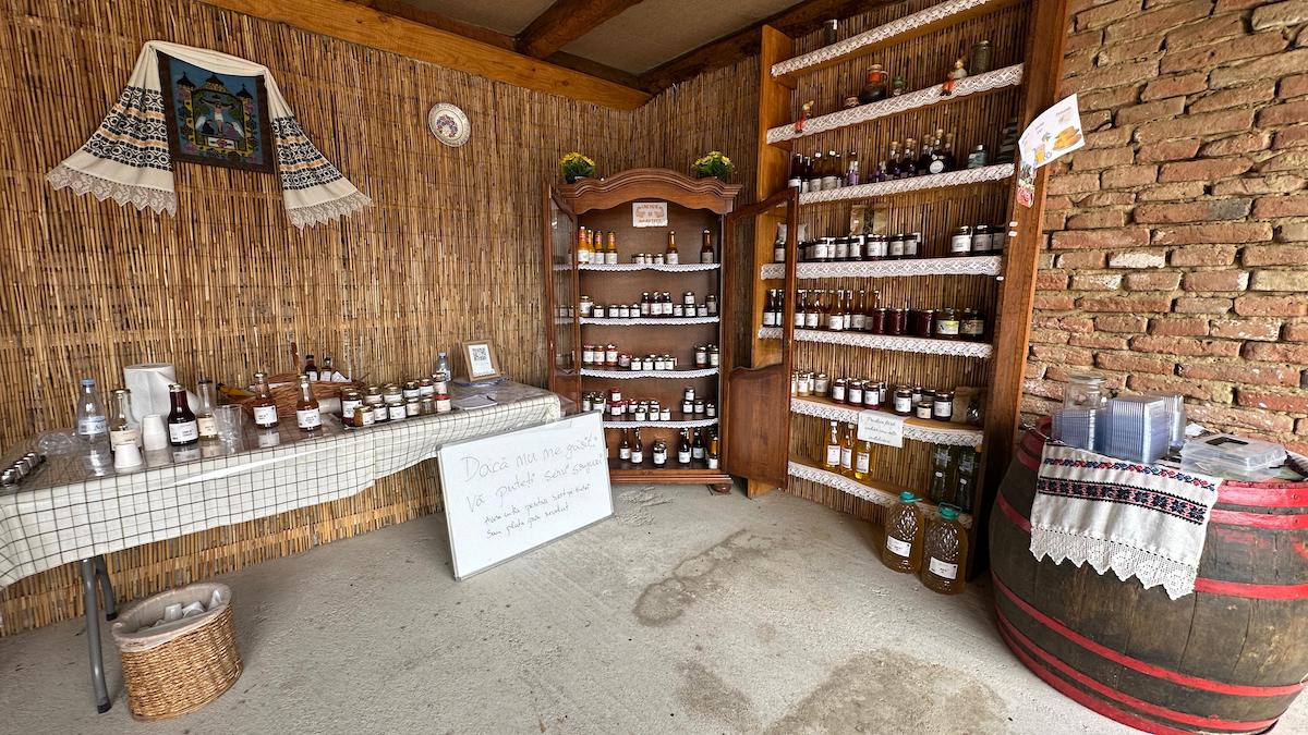 „Grădina cu de toate”, gospodăria în care poarta este deschisă tot timpul, chiar dacă proprietarii nu sunt acasă. „Dacă ei au încredere să cumpere de la noi, să avem și noi încredere că fac ceea ce trebuie să facă”