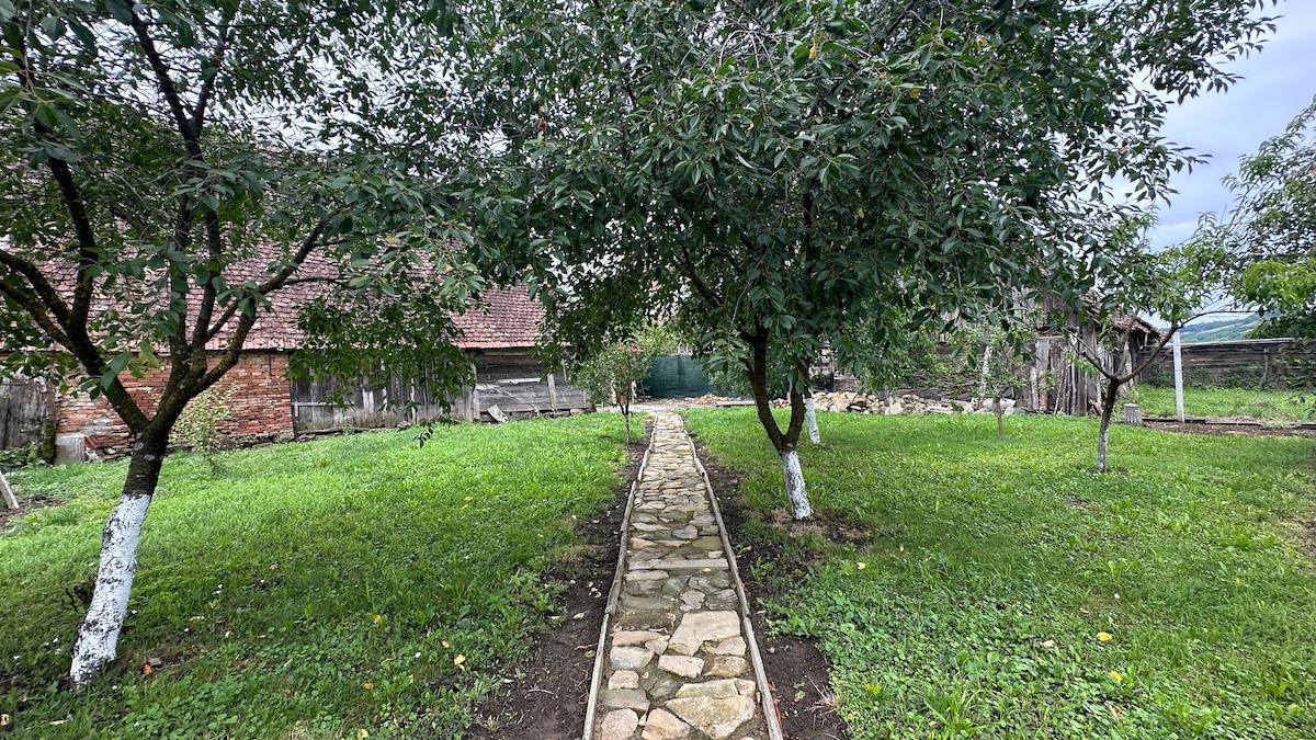 „Grădina cu de toate”, gospodăria în care poarta este deschisă tot timpul, chiar dacă proprietarii nu sunt acasă. „Dacă ei au încredere să cumpere de la noi, să avem și noi încredere că fac ceea ce trebuie să facă”