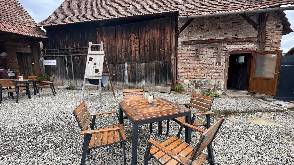 „Grădina cu de toate”, gospodăria în care poarta este deschisă tot timpul, chiar dacă proprietarii nu sunt acasă. „Dacă ei au încredere să cumpere de la noi, să avem și noi încredere că fac ceea ce trebuie să facă”