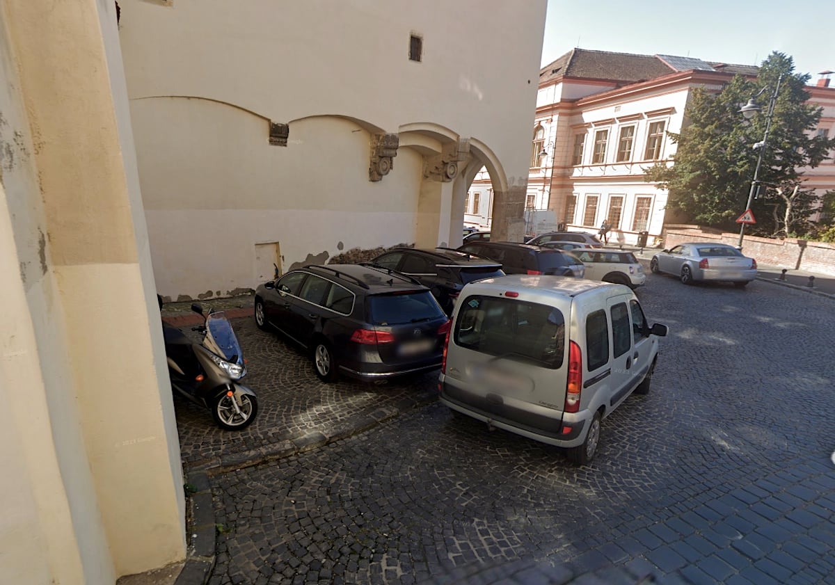 Primăria Sibiu a început să ridice mașinile parcate în centru, sub turnul Muzeului de Istorie. „Absența hașurii nu reprezintă permisiunea de a parca”