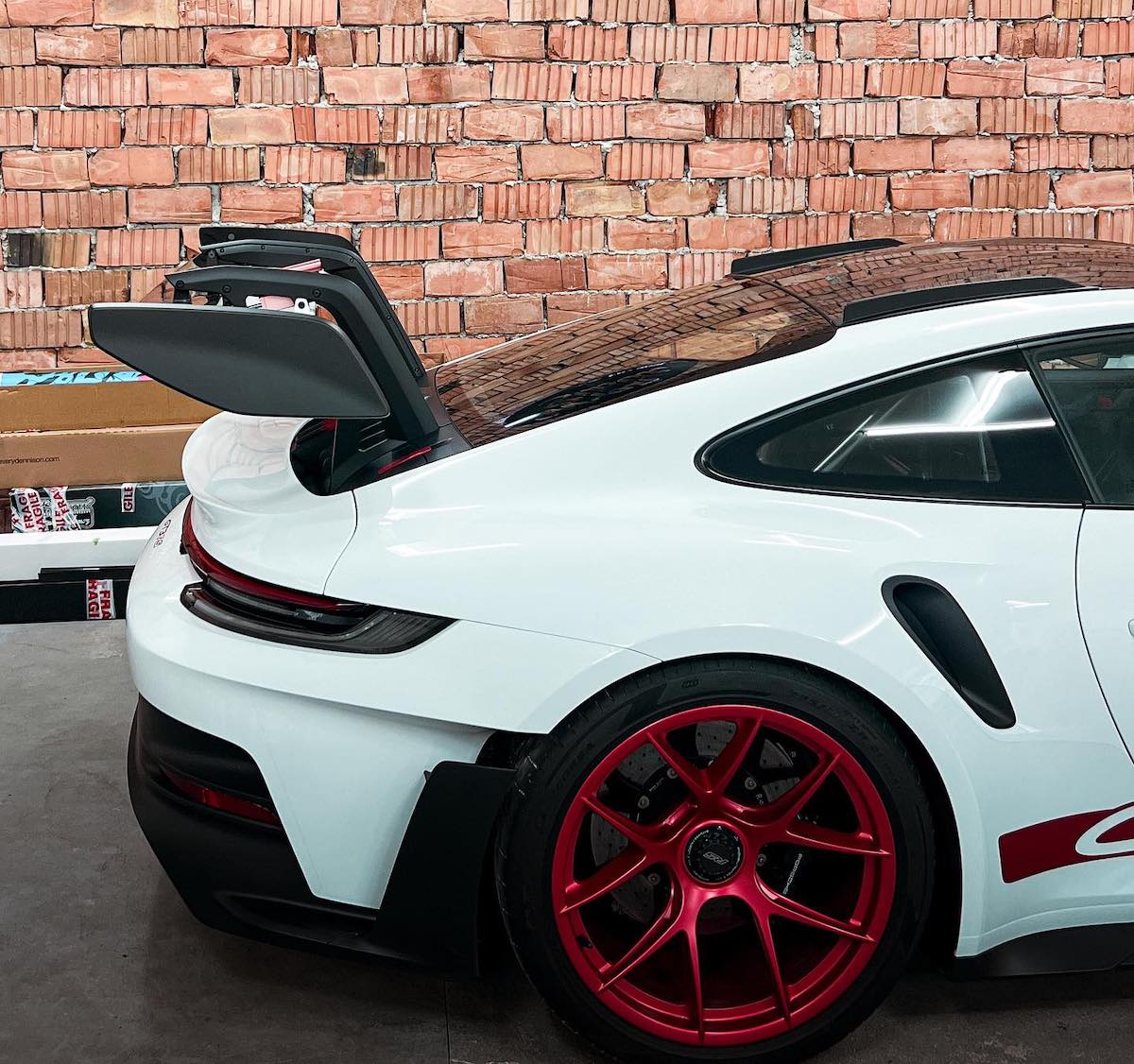 Din pasiune pentru mașini, doi sibieni și-au deschis afacere cu investiție de aproximativ 30.000 de euro: Lucrăm la mașini care costă de la 2.000 de euro, până la sute de mii