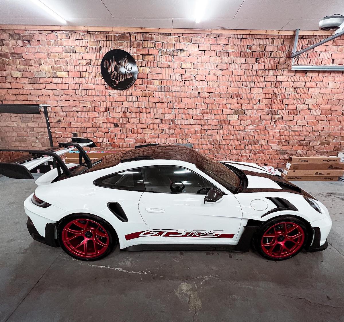 Din pasiune pentru mașini, doi sibieni și-au deschis afacere cu investiție de aproximativ 30.000 de euro: Lucrăm la mașini care costă de la 2.000 de euro, până la sute de mii