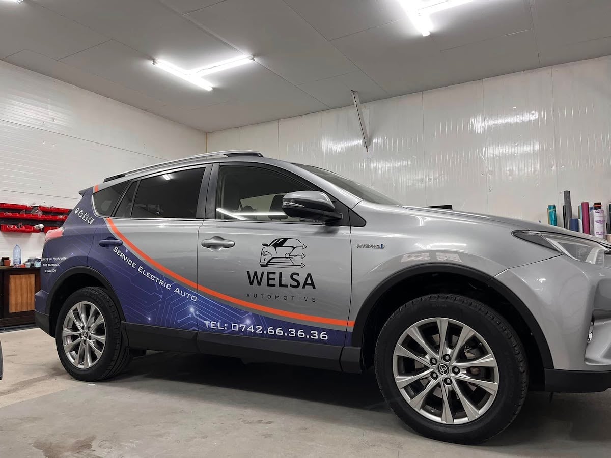 Din pasiune pentru mașini, doi sibieni și-au deschis afacere cu investiție de aproximativ 30.000 de euro: Lucrăm la mașini care costă de la 2.000 de euro, până la sute de mii