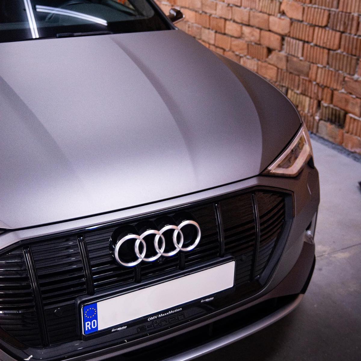 Din pasiune pentru mașini, doi sibieni și-au deschis afacere cu investiție de aproximativ 30.000 de euro: Lucrăm la mașini care costă de la 2.000 de euro, până la sute de mii