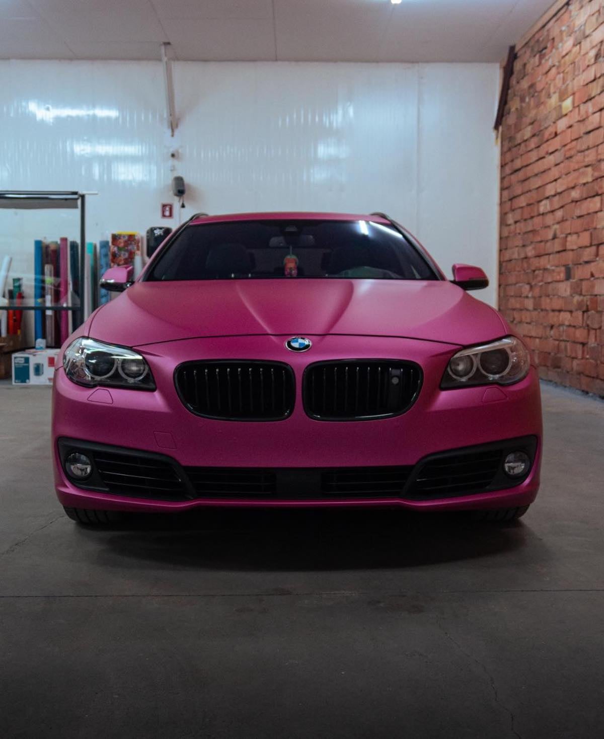 Din pasiune pentru mașini, doi sibieni și-au deschis afacere cu investiție de aproximativ 30.000 de euro: Lucrăm la mașini care costă de la 2.000 de euro, până la sute de mii