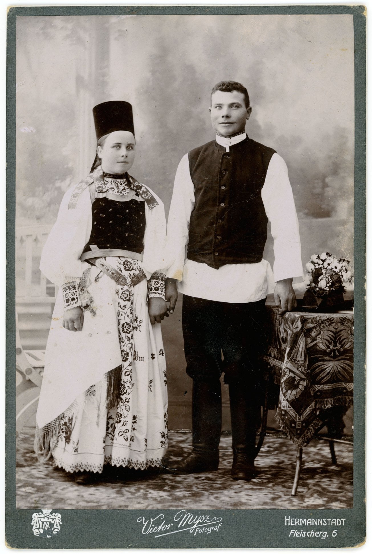 Acum 500 de ani, sașii susțineau că se trag din daci. Baronul Brukenthal a fost unul din adepții teoriei. Dorința lor de a dovedi că „nu sunt venetici” în Transilvania