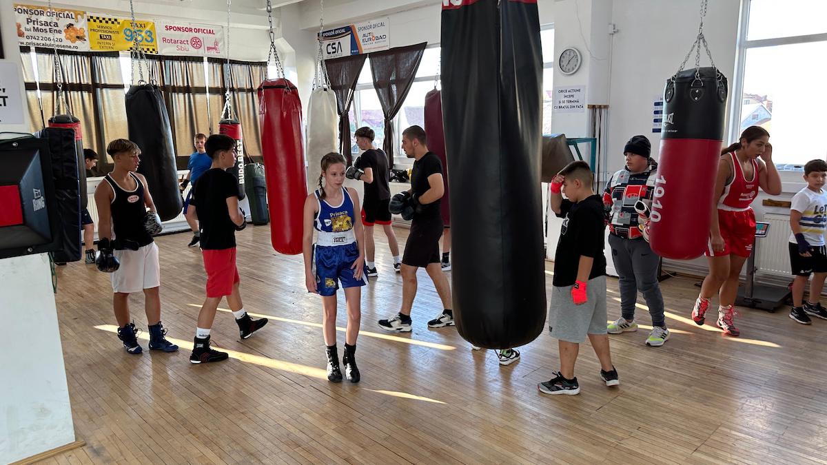 VIDEO / Fete din boxul Sibian. Natalia, Sofia și Ștefania vor lupta pe stadionul Luceafărul la sfârșitul lunii august