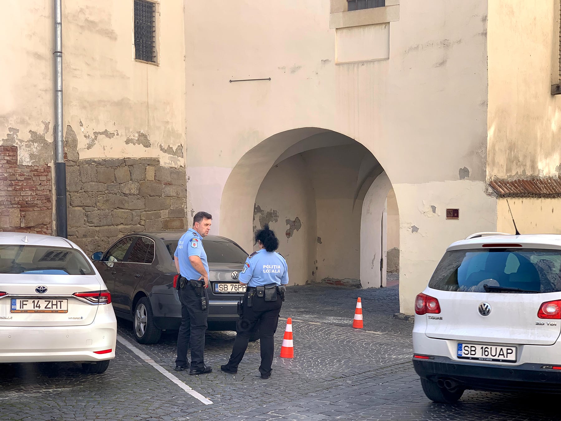 Primăria Sibiu a început să ridice mașinile parcate în centru, sub turnul Muzeului de Istorie. „Absența hașurii nu reprezintă permisiunea de a parca”