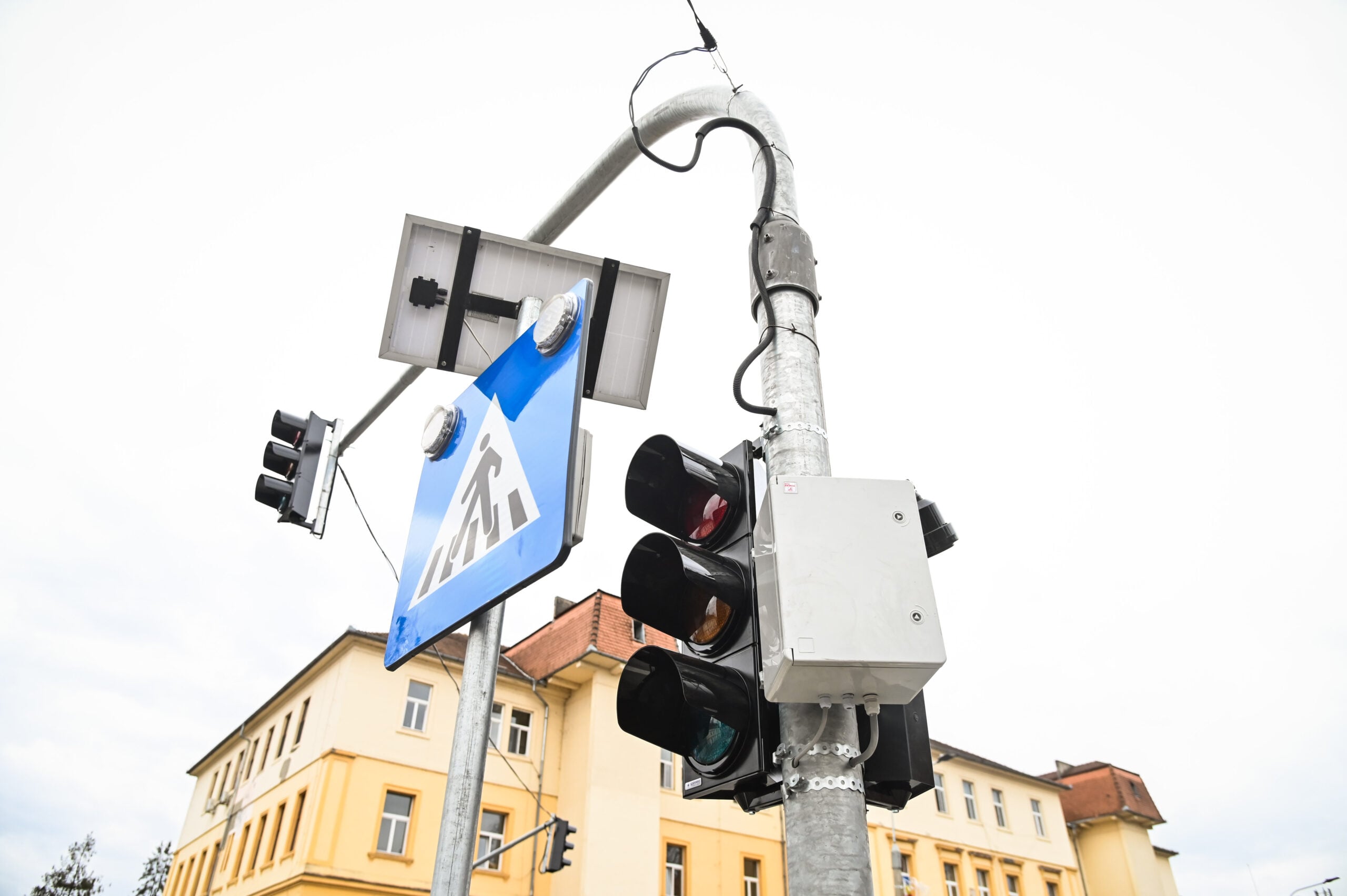 Sistemul inteligent de management al traficului cu undă verde pentru autobuze și timp de deplasare redus: A început montarea semafoarelor din intersecții și a senzorilor wireless pentru numărarea autovehiculelor