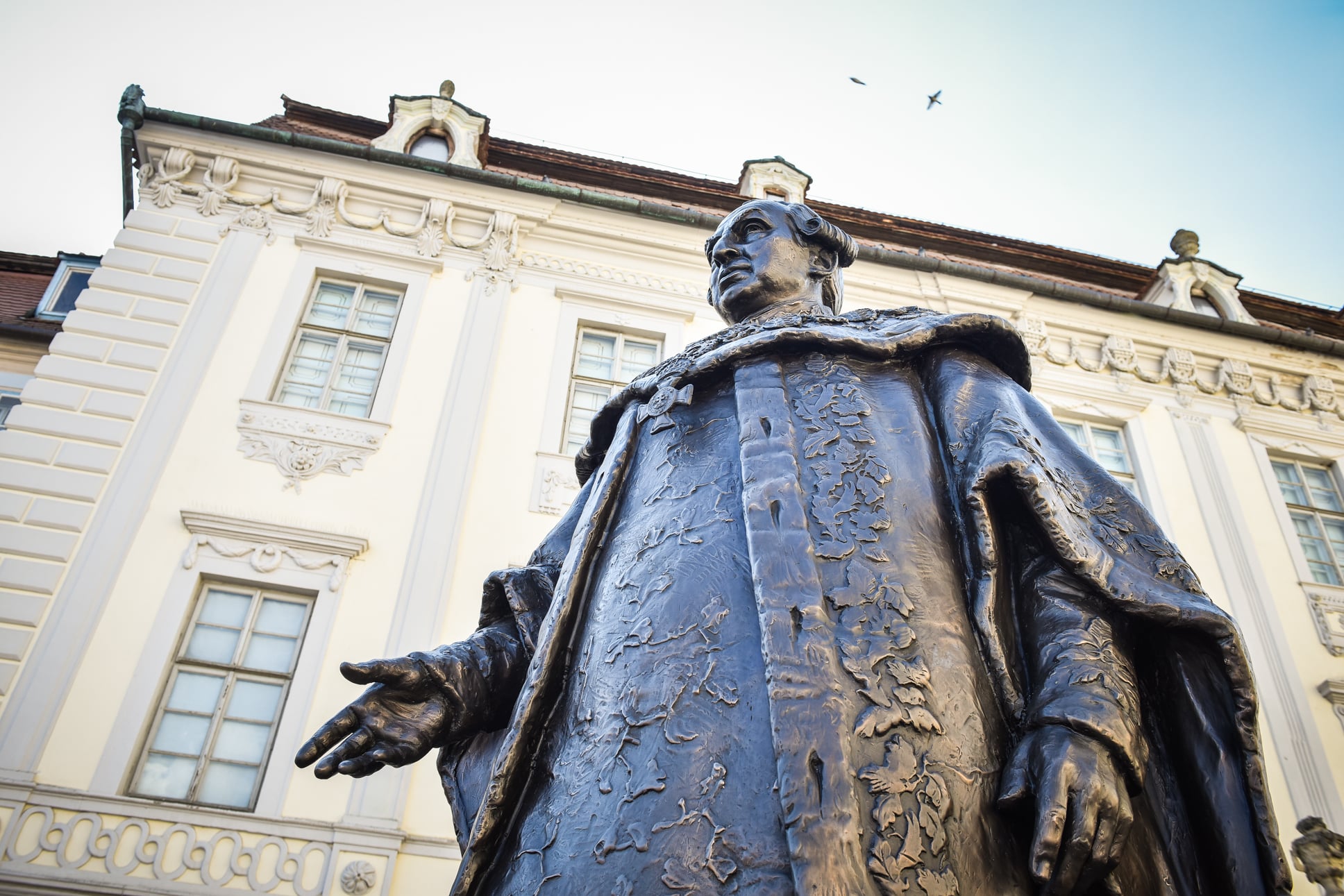 Acum 500 de ani, sașii susțineau că se trag din daci. Baronul Brukenthal a fost unul din adepții teoriei. Dorința lor de a dovedi că „nu sunt venetici” în Transilvania