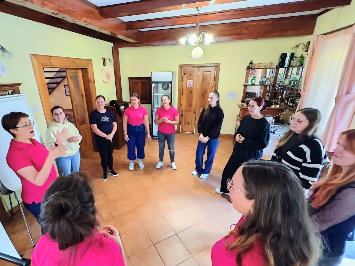 Zece învățătoare debutante au descoperit la Sadu cum să transforme lecțiile în experiențe vii. Tabăra Învățătorilor Debutanți a ajuns la a doua edfiție