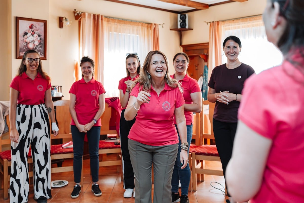 Zece învățătoare debutante au descoperit la Sadu cum să transforme lecțiile în experiențe vii. Tabăra Învățătorilor Debutanți a ajuns la a doua edfiție