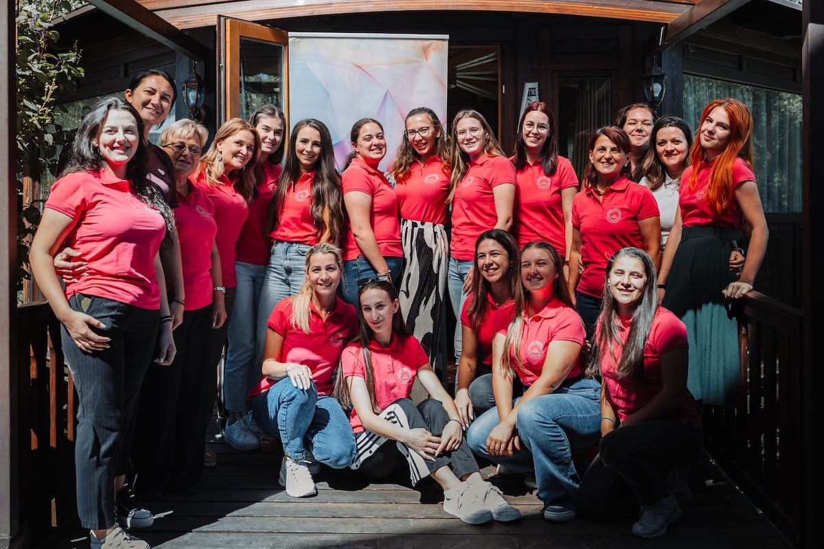 Zece învățătoare debutante au descoperit la Sadu cum să transforme lecțiile în experiențe vii. Tabăra Învățătorilor Debutanți a ajuns la a doua edfiție