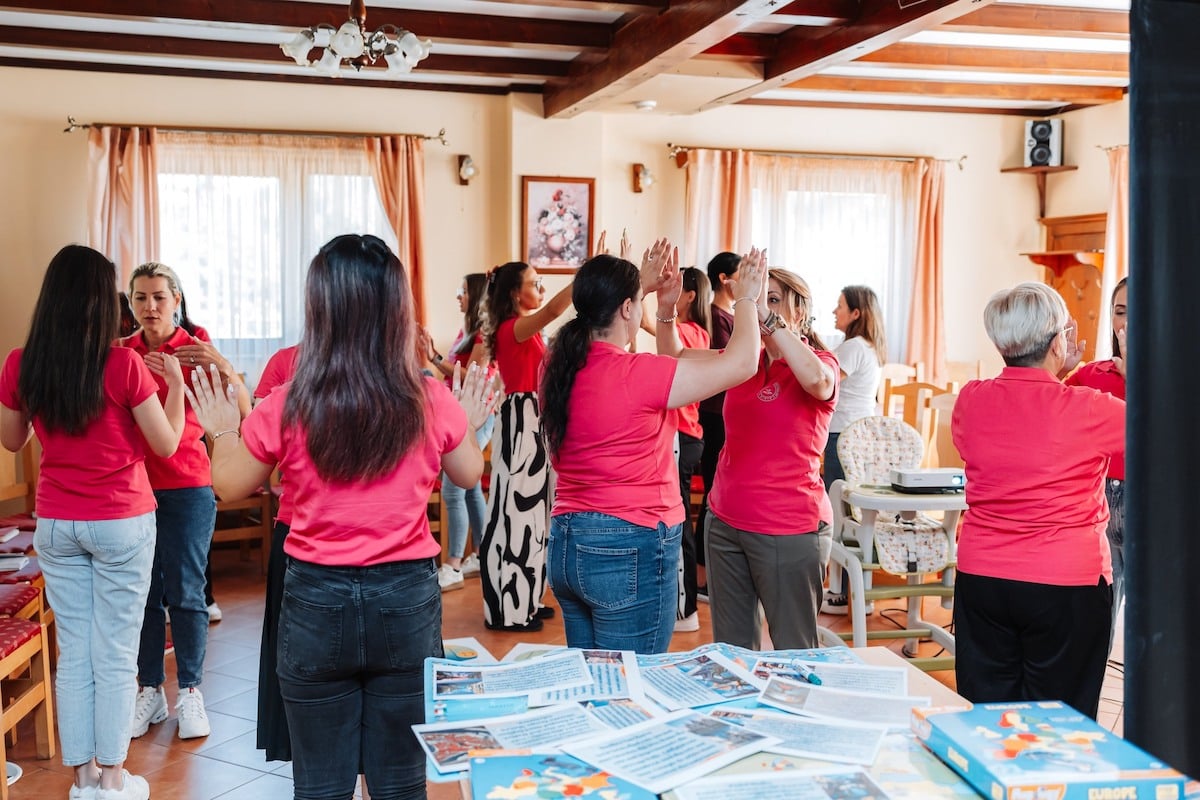 Zece învățătoare debutante au descoperit la Sadu cum să transforme lecțiile în experiențe vii. Tabăra Învățătorilor Debutanți a ajuns la a doua edfiție
