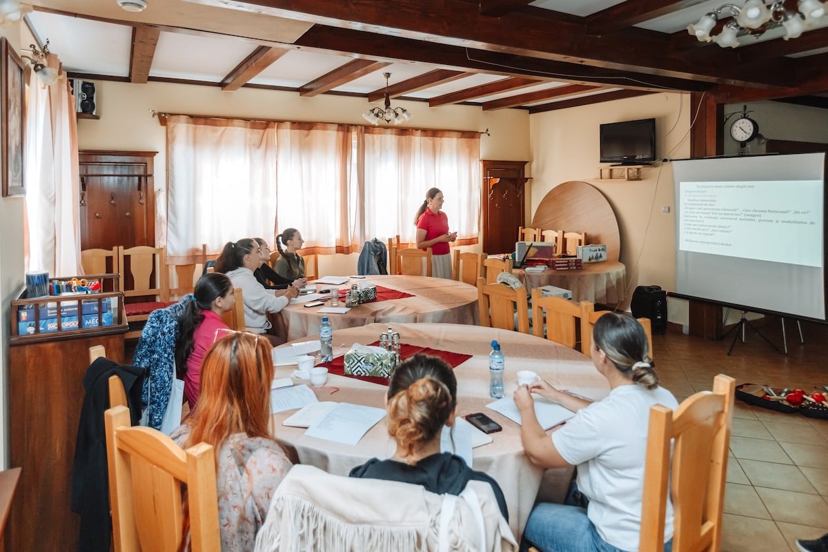 Zece învățătoare debutante au descoperit la Sadu cum să transforme lecțiile în experiențe vii. Tabăra Învățătorilor Debutanți a ajuns la a doua edfiție