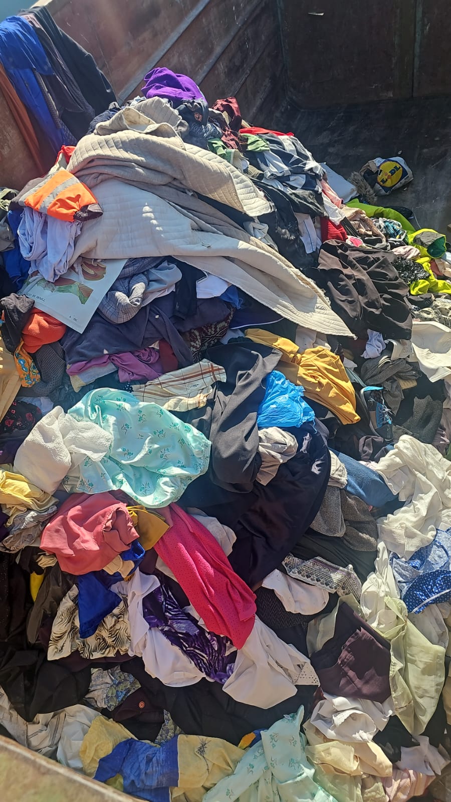 Peste 7 tone de haine vechi colectate de Soma în zona Sibiului. Primăria amplasează în oraș 24 containere noi