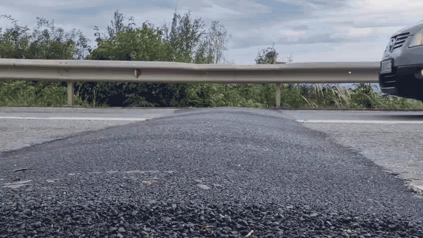 Drumarii au vopsit în roșu cu alb calmatoarele de trafic de la Bavaria și spre Cisnădioara. Unii șoferi se plâng de o săptămână că nu sunt foarte vizibile