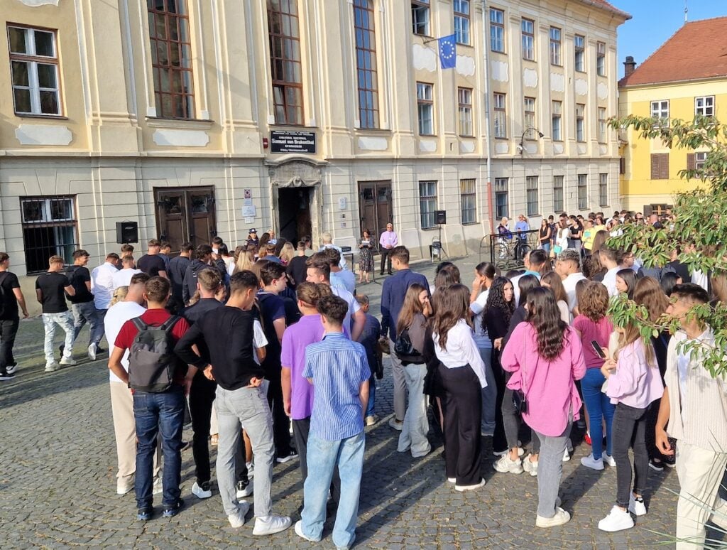 Majoritatea elevilor spun că vor susține protestul de luni și vor veni îmbrăcați în negru la școală: Foto: Arhiva turnulsfatului.ro