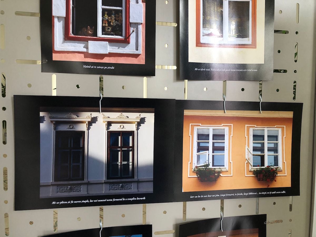 O tânără și-a expus fotografiile care surprind ferestrele Sibiului la sala de expoziții a primăriei: Se văd detalii ale orașului la care noi nu mai suntem atenți. E păcat să trecem peste ele