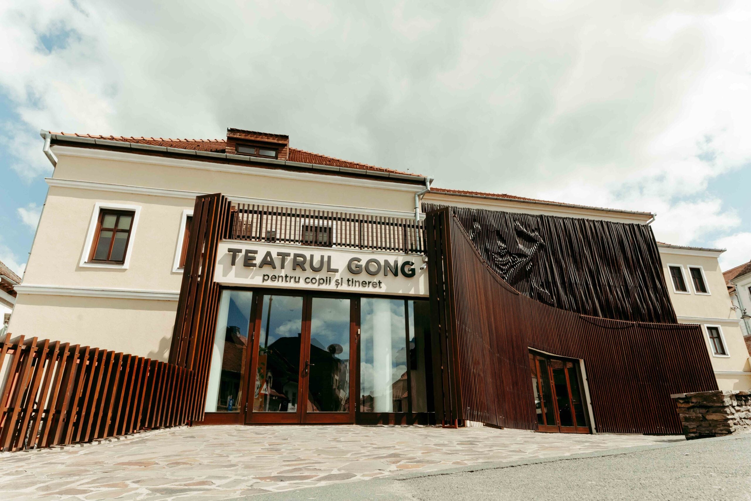 Teatrul Gong nu poate cheltui bani publici pentru un telefon potrivit pentru postările pe rețelele sociale. Foto: turnulsfatului.ro