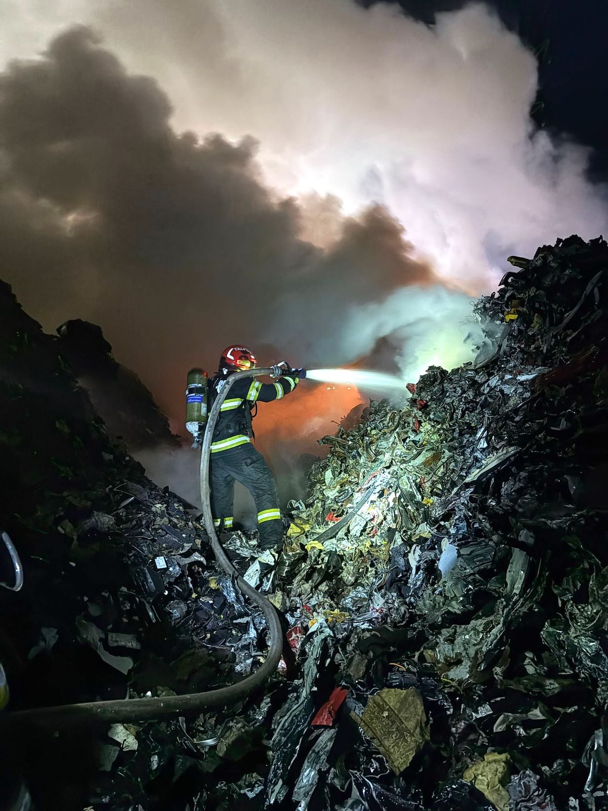 FOTO / VIDEO - Actualizare: Au ars aproximativ 500 kg de deșeuri din caroserii auto. Incendiul de la ieșirea din Sibiu spre Agnita a fost stins de pompieri după patru ore de luptă cu flăcările