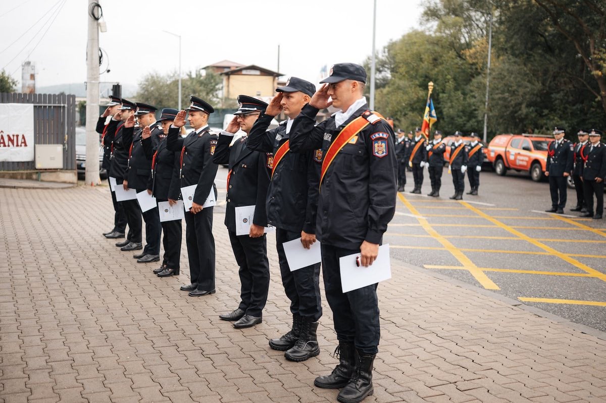 Opt pompieri sibieni, avansați în grad într-o ceremonie dedicată zilei lor. S-a stabilit și cine este Pompierul Anului 2025