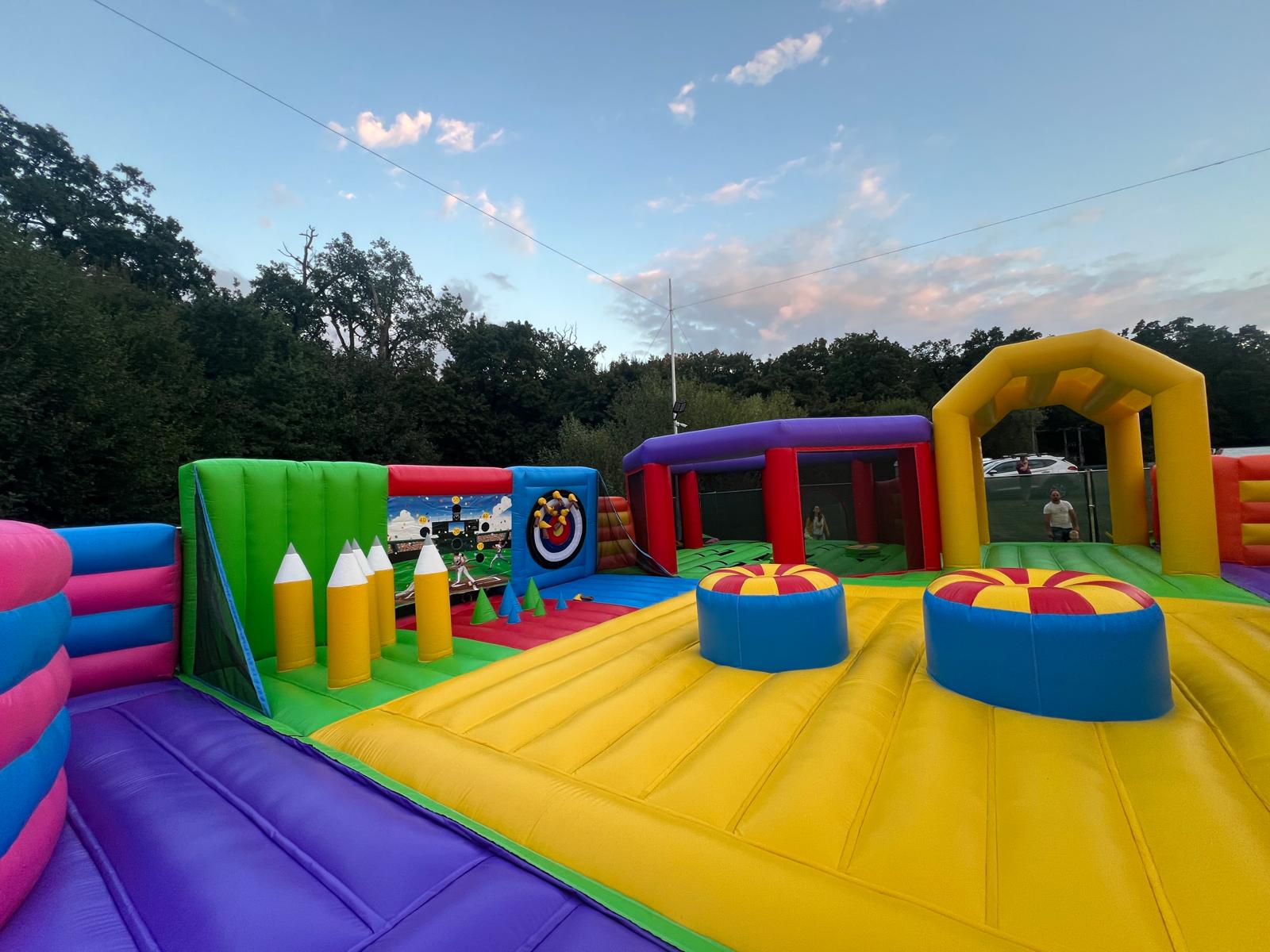 ȚopixLand: După ce au lucrat mai mulți ani în străinătate, doi prieteni din Sibiu au deschis un loc de joacă, în Valea Aurie. „Am vrut să fie cât mai aproape de natură”