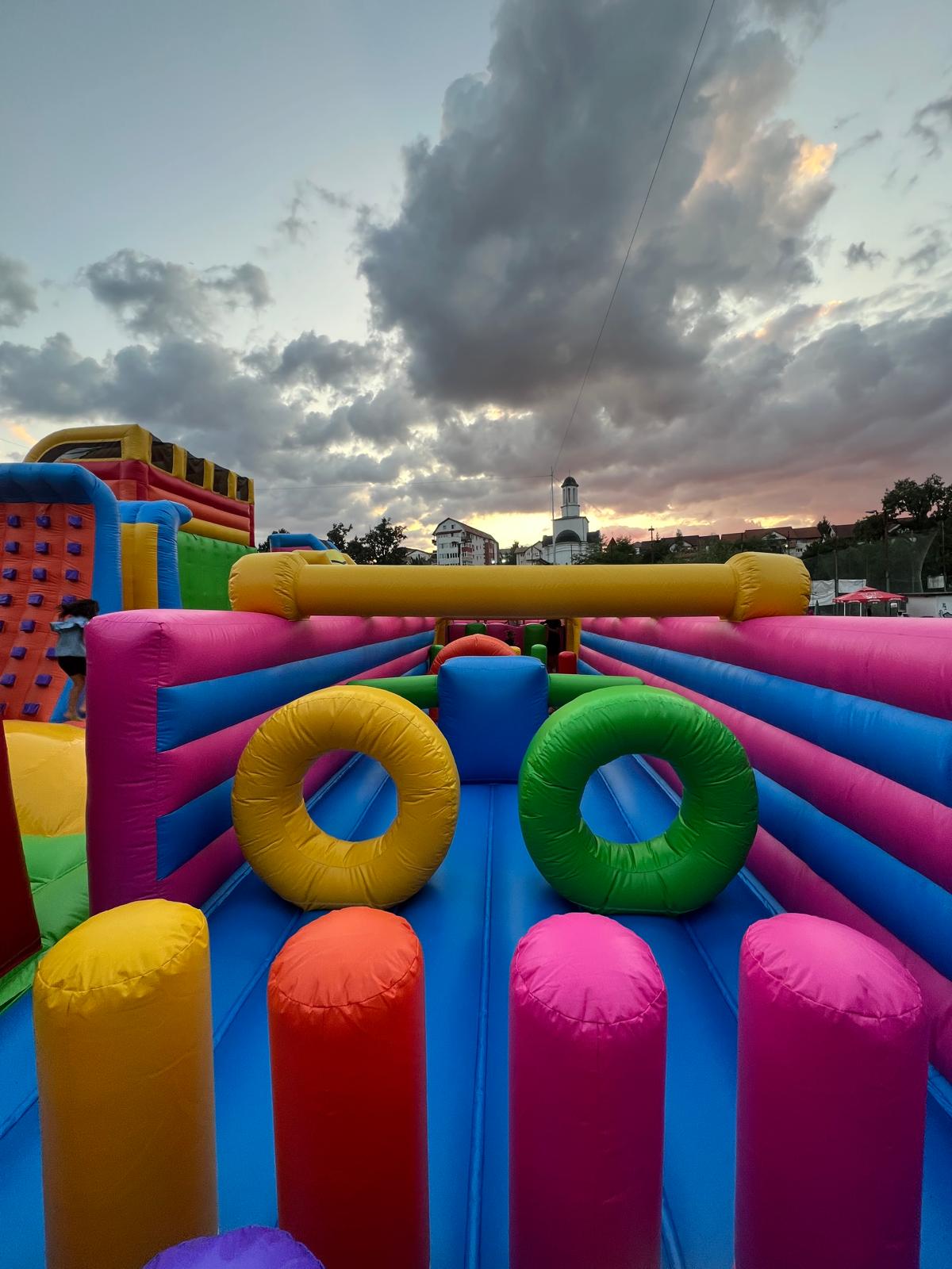 ȚopixLand: După ce au lucrat mai mulți ani în străinătate, doi prieteni din Sibiu au deschis un loc de joacă, în Valea Aurie. „Am vrut să fie cât mai aproape de natură”