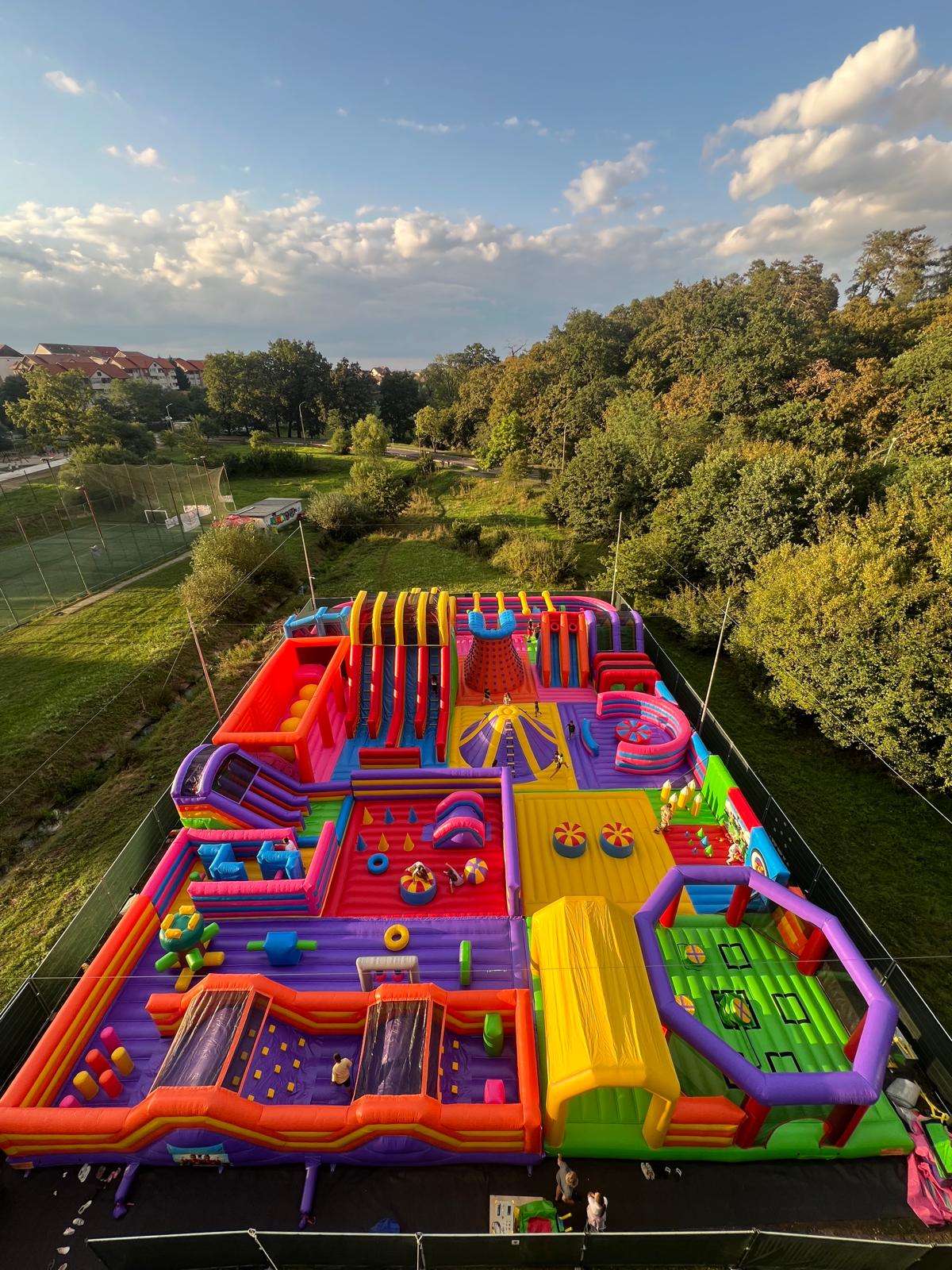 ȚopixLand: După ce au lucrat mai mulți ani în străinătate, doi prieteni din Sibiu au deschis un loc de joacă, în Valea Aurie. „Am vrut să fie cât mai aproape de natură”