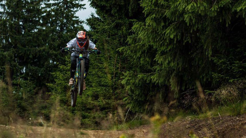 Discuție cu sibianca Luana Cherecheș, singura reprezentantă a României în finala Campionatelor Mondiale de Downhill și comparația rușinoasă a Sibiului cu Brașovul