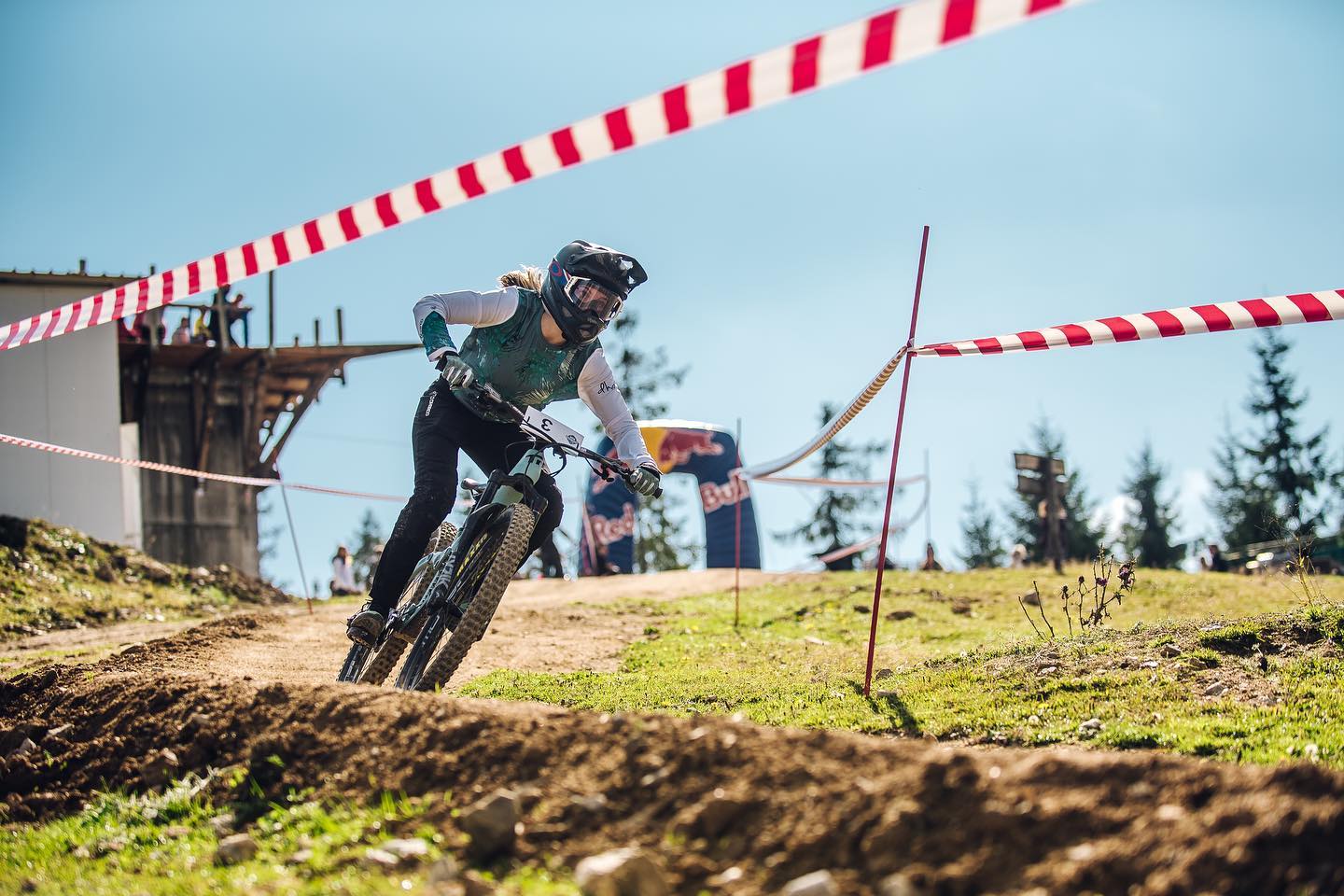 Discuție cu sibianca Luana Cherecheș, singura reprezentantă a României în finala Campionatelor Mondiale de Downhill și comparația rușinoasă a Sibiului cu Brașovul