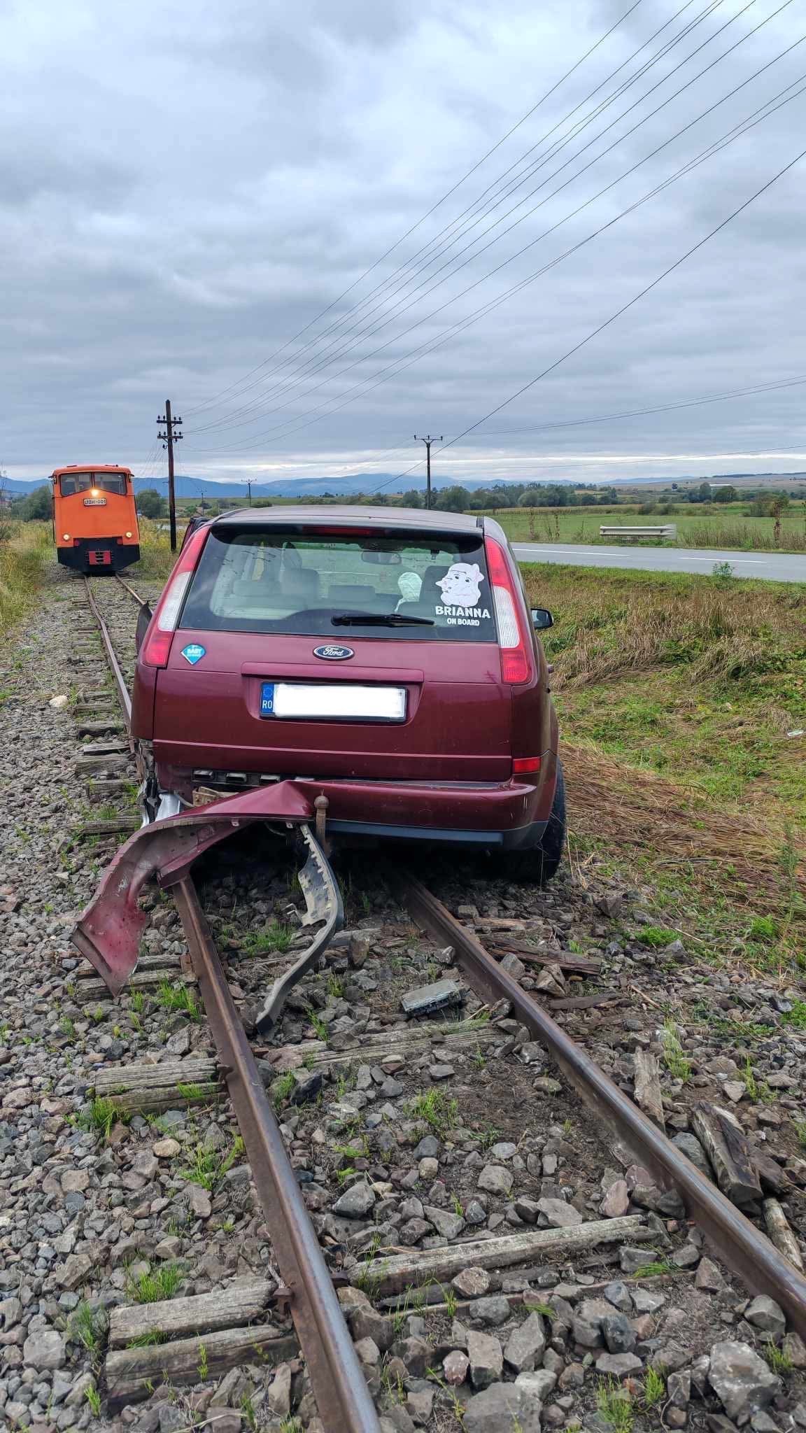 Mocănița, blocată de o mașină abandonată pe șine după un accident rutier: „De 10 ani circulăm intens pe acel sector”