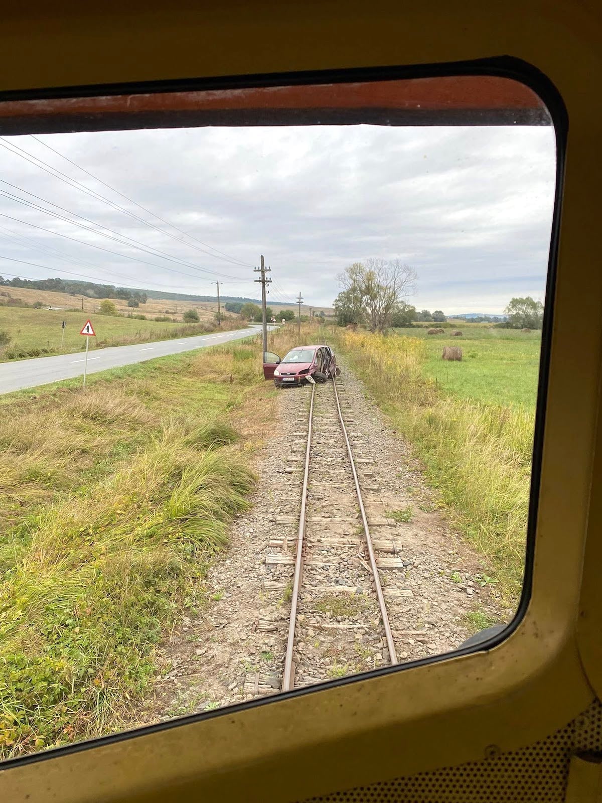 Mocănița, blocată de o mașină abandonată pe șine după un accident rutier: „De 10 ani circulăm intens pe acel sector”