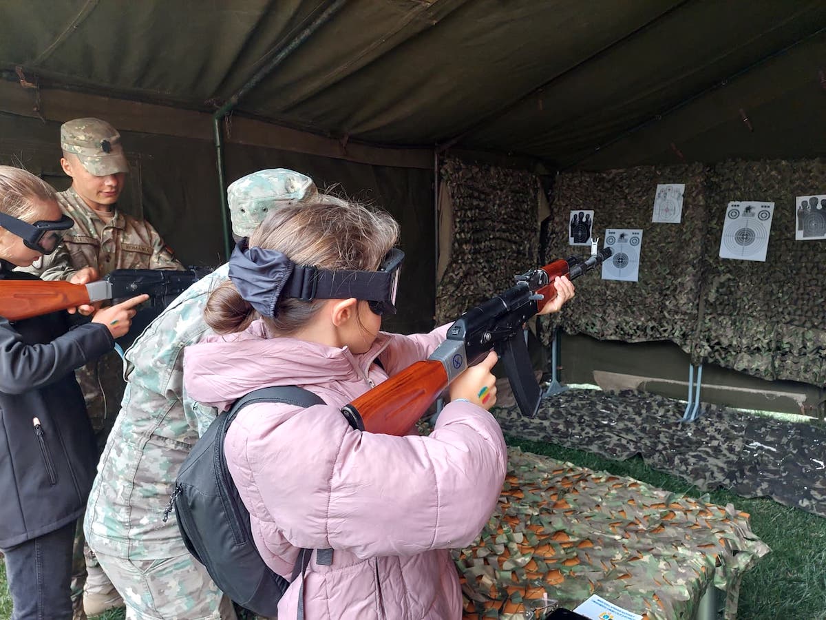 FOTO / VIDEO Noaptea Cercetătorilor. De la broderie computerizată, la machetă de tanc telecomandată